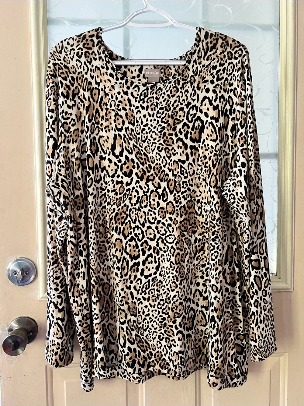 Chicos size 4 long sleeve leopard print knit top in black and tan.